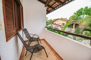 Minibar, escritorio y ropa de cama