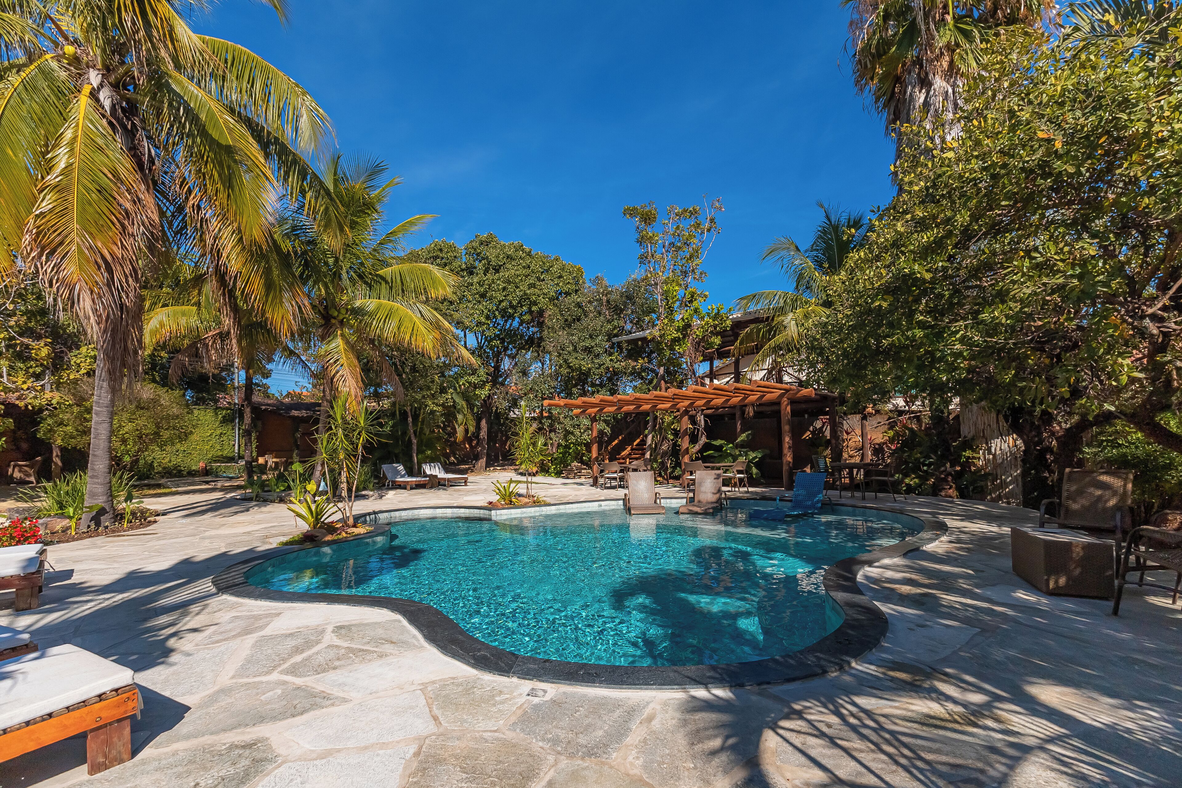 Alberca al aire libre y camastros 