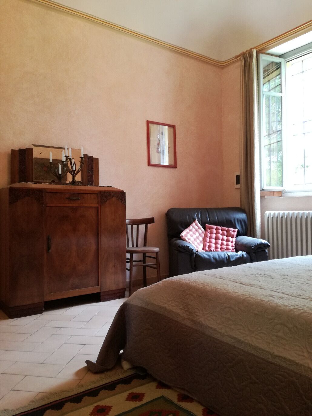 2 chambres, bureau, chambres insonorisées, fer et planche à repasser