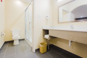 Combined shower/bathtub, deep-soaking bathtub, free toiletries - Palace Inn Katy Ft. Bend (Katy)