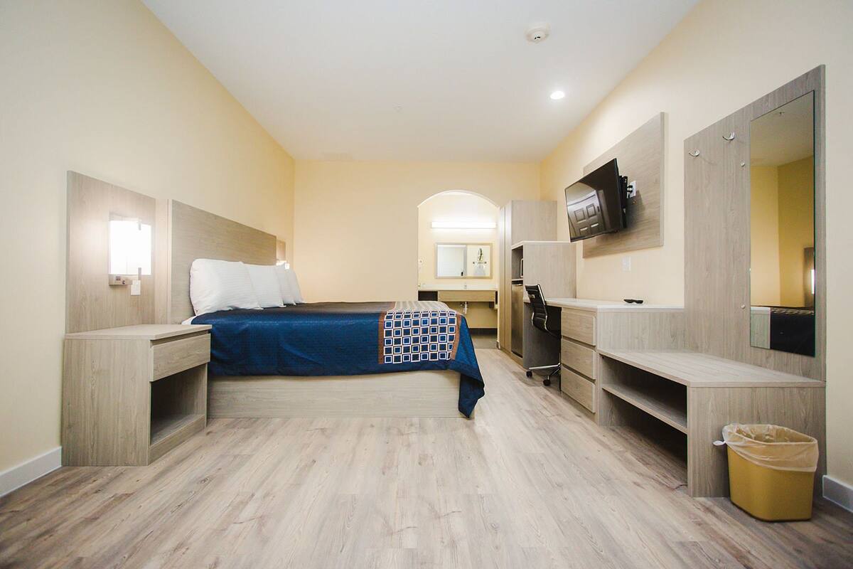 Standard Room, 1 King Bed, Non Smoking | Desk, blackout drapes, soundproofing, iron/ironing board