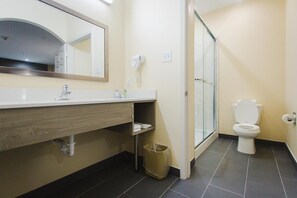 Combined shower/bathtub, deep-soaking bathtub, free toiletries - Palace Inn Katy Ft. Bend (Katy)