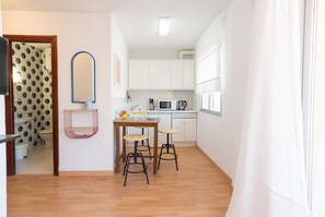 Kühlschrank, Mikrowelle, Wasserkocher mit Kaffee-/Teezubehör