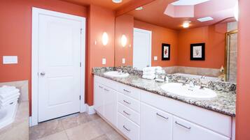 Condo, Multiple Beds, Kitchen | Bathroom | Designer toiletries