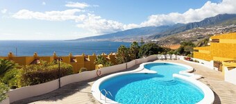 プール、テラス、海の景色を望む美しいデュプレックス