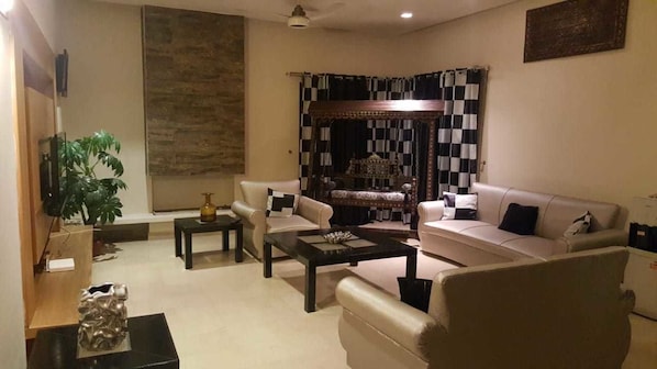 Interior entrance - REST HOUSE (Lahore)