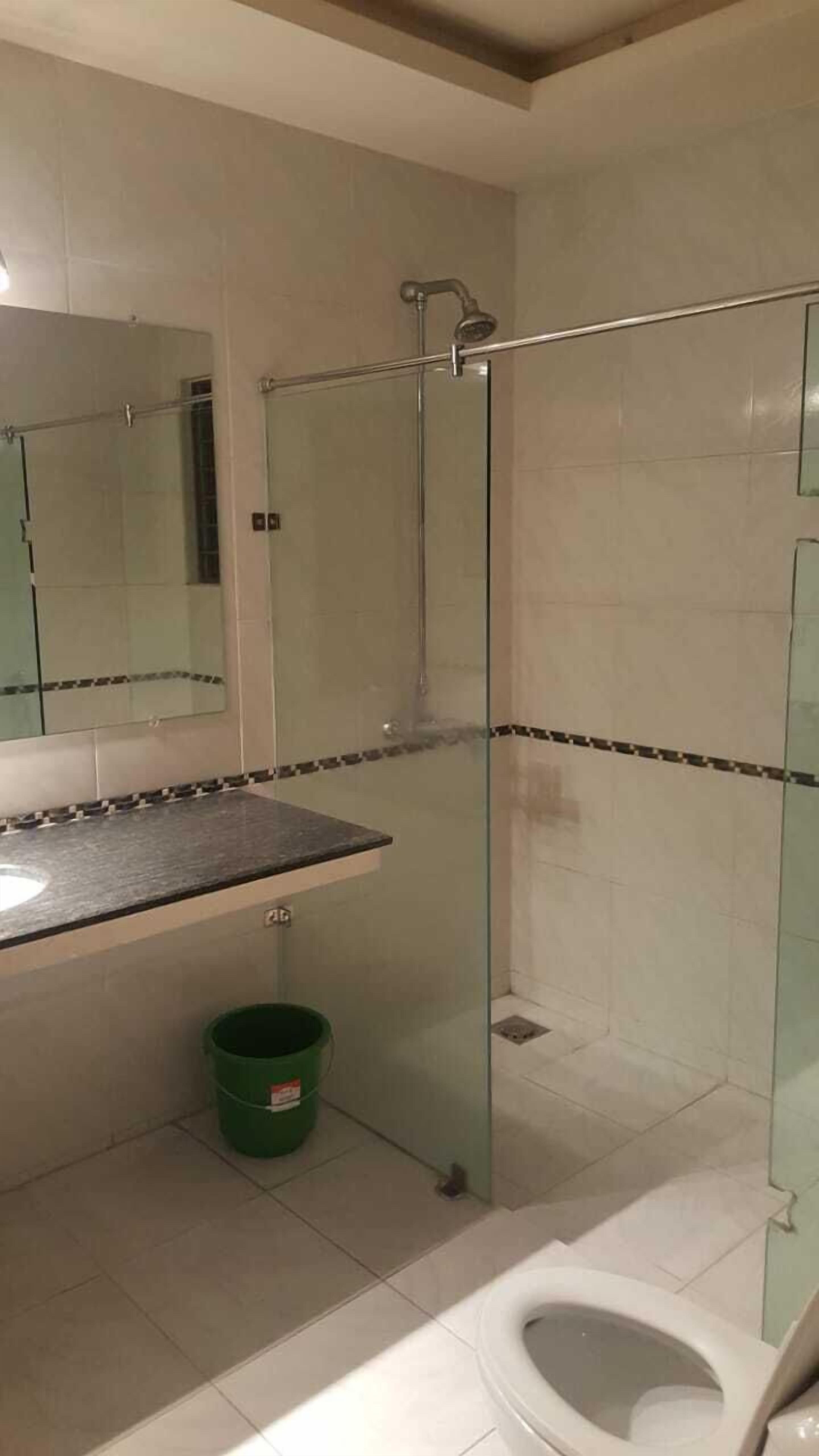 Bungalow Mewah, beberapa kamar, Boleh Merokok, pemandangan kebun | Kamar mandi | Sandal dan handuk