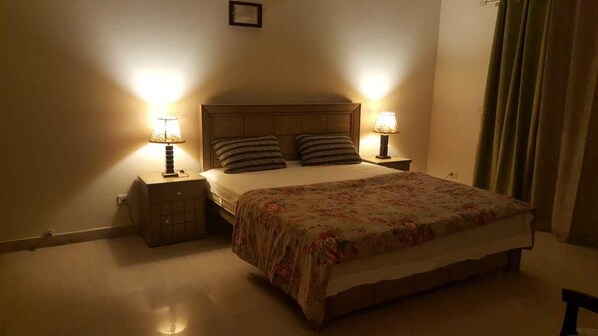 Bungalow de lujo, varias habitaciones, fumadores, vistas al jardín | 3 dormitorios y espacio para trabajar con un portátil