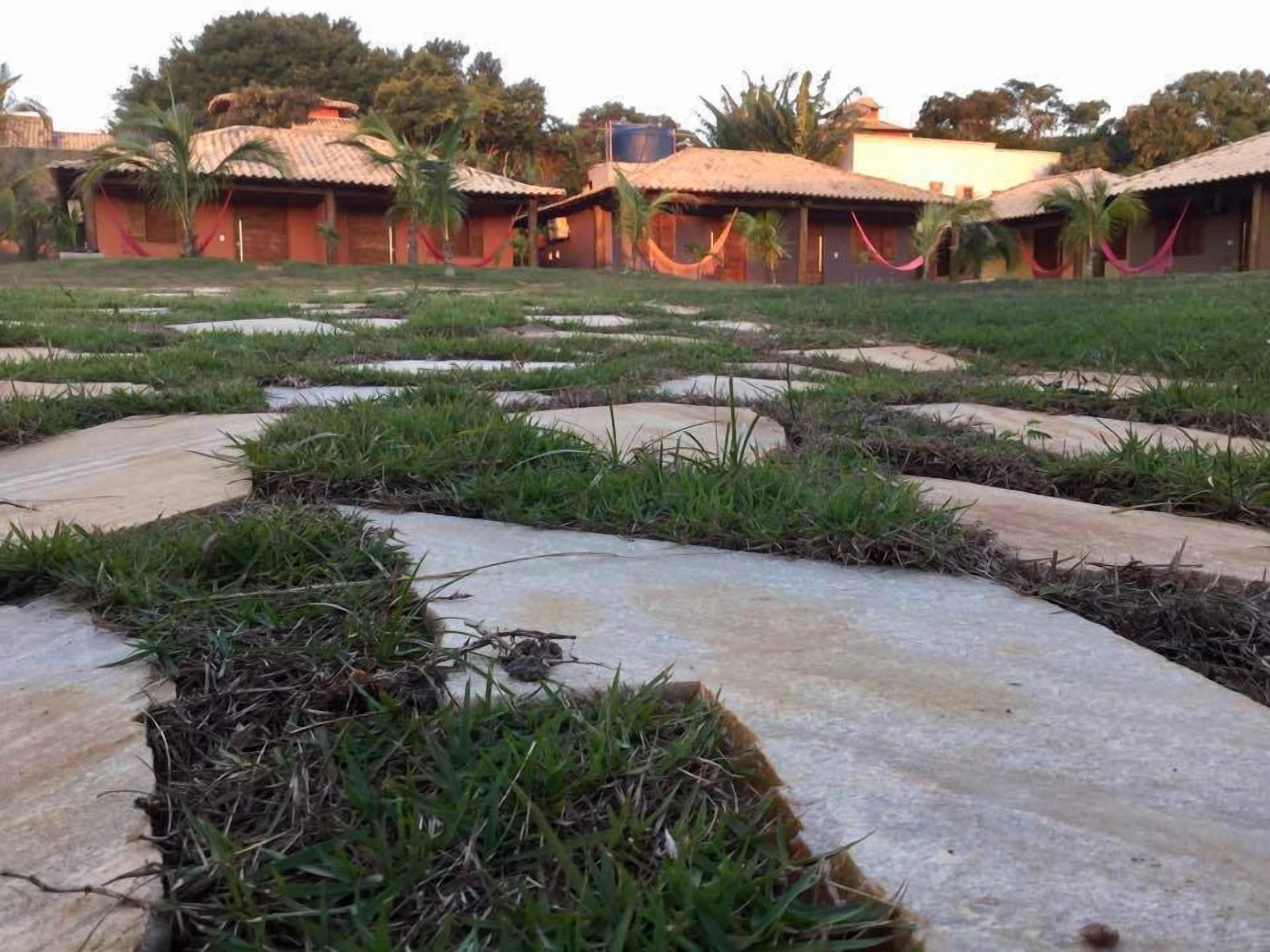 Paisagem rural com campos em socalcos e casas tradicionais com telhados de azulejos.