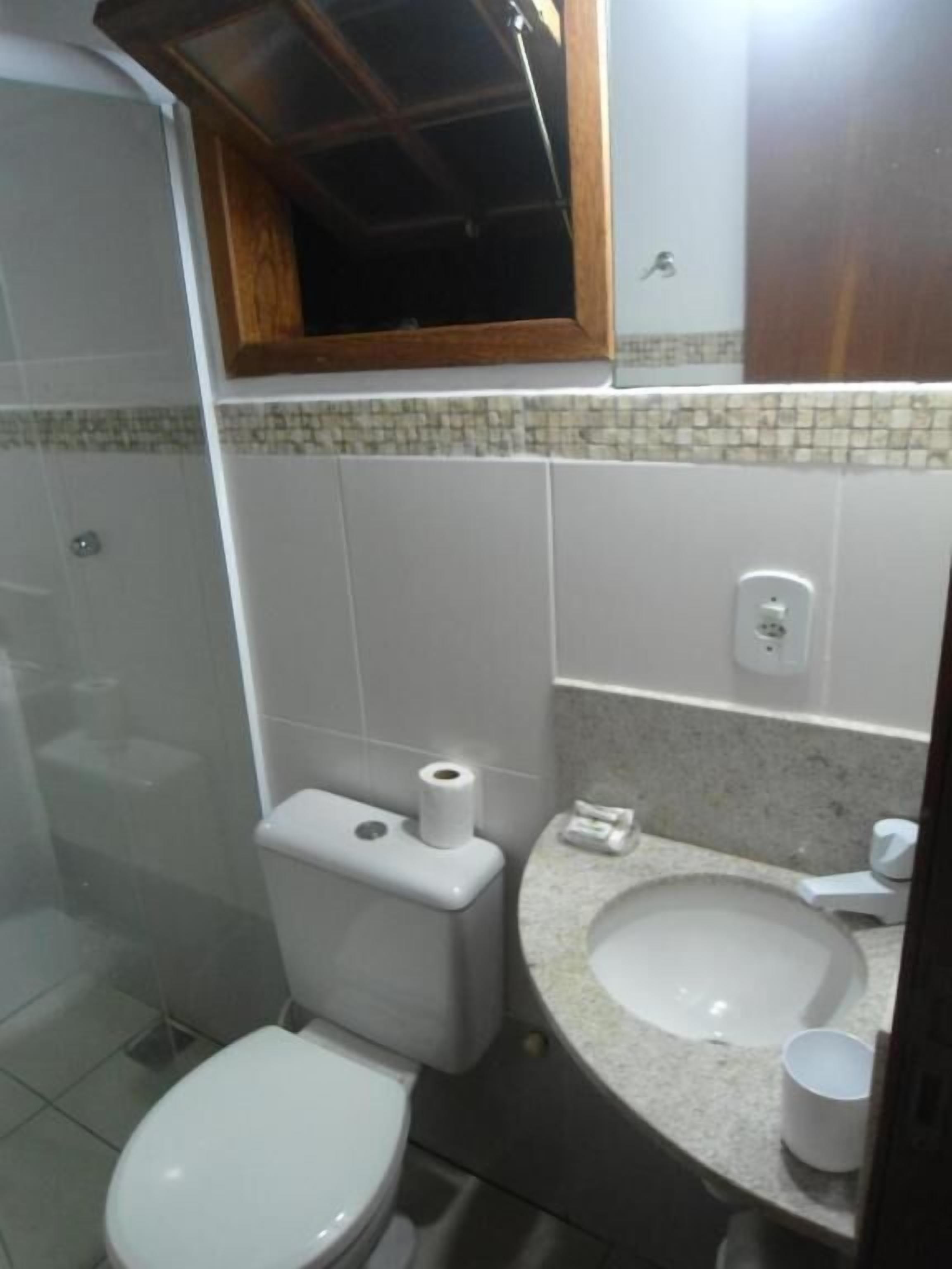 Ein Badezimmer mit Toilette, Waschbecken und Dusche.