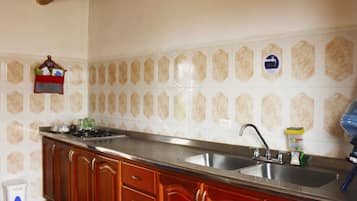 House | Dapur peribadi | Peti sejuk, ketuhar gelombang mikro, ketuhar, dapur