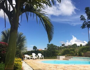 Una piscina al aire libre