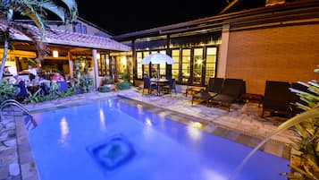 Piscina externa, funciona das 8h30 às 19h, espreguiçadeiras