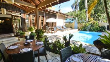 Piscina externa, funciona das 8h30 às 19h, espreguiçadeiras