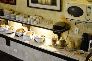 Desayuno completo gratuito y diario
