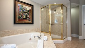 Appart'hôtel, plusieurs lits, piscine privée, vue océan | Salle de bain | Articles de toilette de luxe