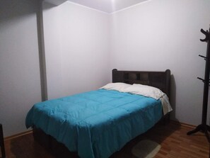 Doppelzimmer (1 double bed and 1 futon) | Schreibtisch, kostenloses WLAN, Bettwäsche