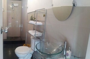 Doppelzimmer (1 double bed and 1 futon) | Badezimmer | Dusche, Handtücher, Seife, Shampoo