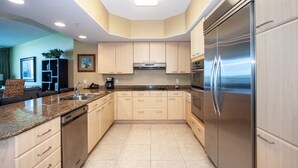 Appart'hôtel, 1 très grand lit et 1 canapé-lit, piscine privée, vue océan | Cuisine privée