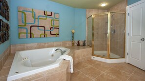 Apartment, Mehrere Betten, Balkon, Meerblick | Badezimmer | Designer-Toilettenartikel