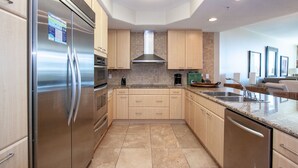 Condo, varias camas, alberca privada, vista al océano | Cocina privada