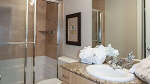 Appartement, Meerdere bedden, privézwembad, uitzicht op zee | Badkamer | Designer toiletartikelen