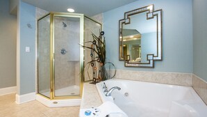 Appartement, 1 kingsize bed met slaapbank, balkon | Badkamer | Designer toiletartikelen