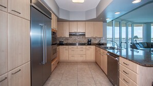 Apartamento, varias camas, balcón, vistas al mar | Cocina privada
