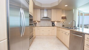 Huoneisto, useita sänkyjä, parveke, valtamerinäköala | Yksityinen keittiö | Jääkaappi, mikroaaltouuni, liesi, astianpesukone