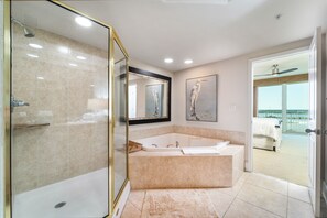 Apartment, Mehrere Betten, Balkon, Meerblick | Badezimmer