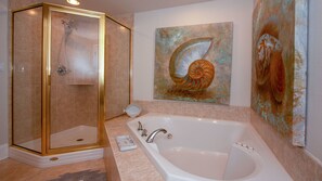 Apartment, Mehrere Betten, Balkon, Meerblick | Badezimmer | Designer-Toilettenartikel