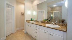Apartment, Mehrere Betten, eigener Pool, Meerblick | Badezimmer | Designer-Toilettenartikel