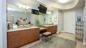 Condo, 1 cama King size, balcón, vista al océano | Baño | Amenidades de baño de diseñador