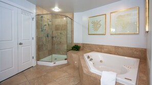 Apartment, Mehrere Betten, Balkon | Badezimmer | Designer-Toilettenartikel