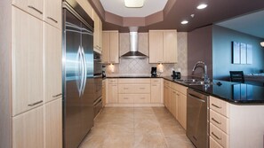 Condo, Multiple Beds, Balcony, Ocean View | Private kitchen