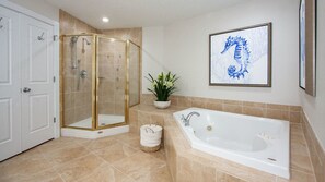 Apartment, Mehrere Betten, Balkon, Meerblick | Badezimmer | Designer-Toilettenartikel