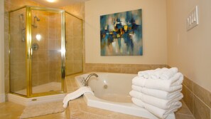 Apartment, Mehrere Betten, eigener Pool, Gartenblick | Badezimmer | Designer-Toilettenartikel