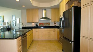 Apartamento, varias camas, piscina privada, vistas al jardín | Cocina privada