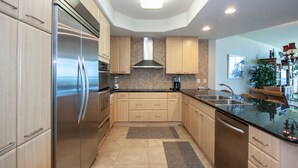 Condo, várias camas, sacada, vista para o oceano | Cozinha privada | Cafeteira/chaleira, geladeira, micro-ondas, cooktop