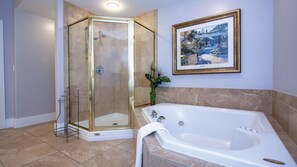 Lägenhet - flera sängar - privat pool - havsutsikt | Badrum | Lyxtoalettartiklar