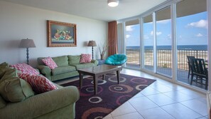 คอนโด, หลายเตียง, สระว่ายน้ำส่วนตัว, เห็นวิวทะเลบางส่วน | วิวจากห้องพัก