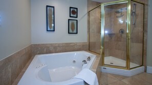 Apartment, Mehrere Betten, eigener Pool, eingeschränkter Meerblick | Badezimmer | Designer-Toilettenartikel
