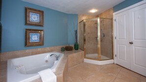Apartment, Mehrere Betten, Balkon, Meerblick | Badezimmer | Designer-Toilettenartikel