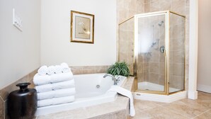 Appart'hôtel, plusieurs lits, balcon | Salle de bain