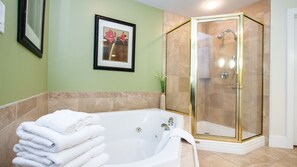 Apartment, Mehrere Betten, Balkon, eingeschränkter Meerblick | Badezimmer | Designer-Toilettenartikel