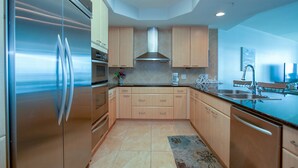 Condo, nhiều giường, ban công, quang cảnh biển | Bếp riêng | Dụng cụ pha cà phê/trà, tủ lạnh, lò vi sóng, bếp nấu 