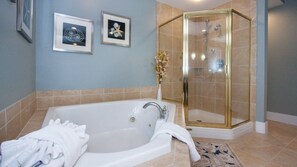 Apartment, Mehrere Betten, Balkon | Badezimmer | Designer-Toilettenartikel
