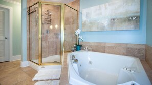 Apartment, Mehrere Betten, Balkon, Meerblick | Badezimmer | Designer-Toilettenartikel