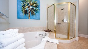 Appartement, 1 kingsize bed met slaapbank, privézwembad, uitzicht op golfbaan | Badkamer | Designer toiletartikelen