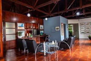 En 32-tommers LED-TV med Parabol-TV samt TV